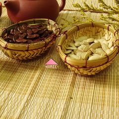 Nôi tre mini trang trí kèm dây đỏ độc đáo
