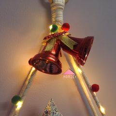 Kệ gỗ treo 1 tầng kèm ( chuông và Pom) trang trí Giáng Sinh dễ thương