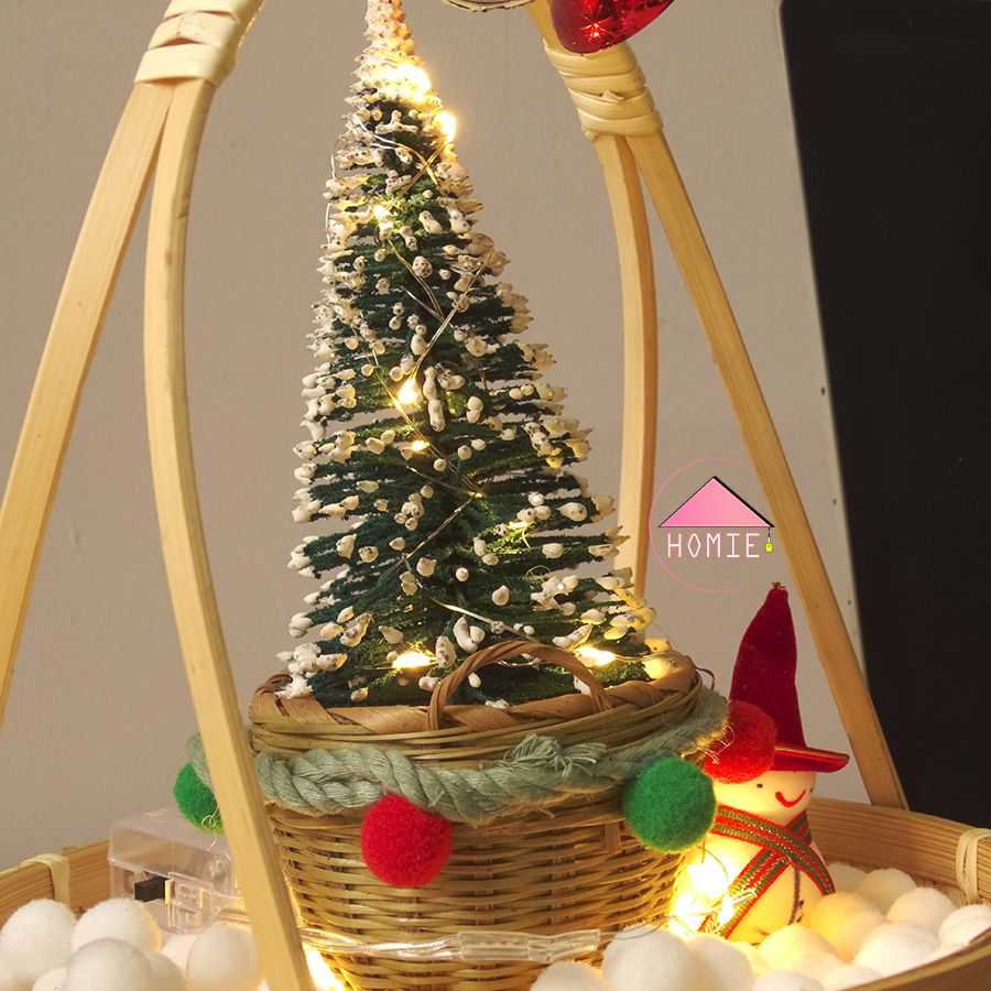 Kệ mây tre 1 tầng kèm chuông và pom trang trí Noel độc đáo