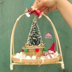Kệ mây tre 1 tầng kèm chuông và pom trang trí Noel độc đáo