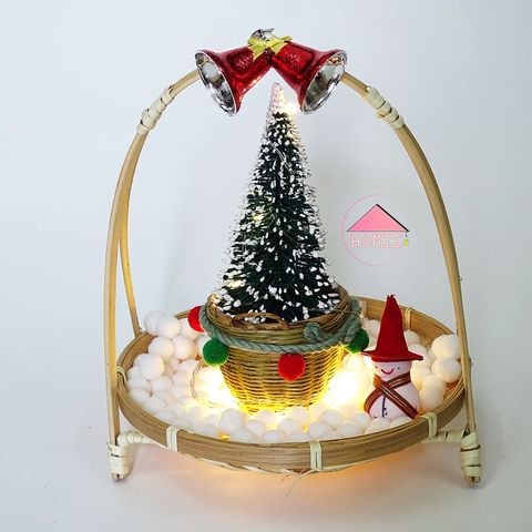 Kệ mây tre 1 tầng kèm chuông và pom trang trí Noel độc đáo