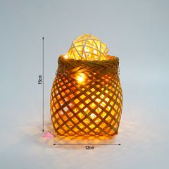 Đèn mây tre hình giỏ hoa trang trí bàn đẹp mắt