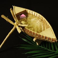 Thuyền tre màu tự nhiên trang trí bàn độc đáo