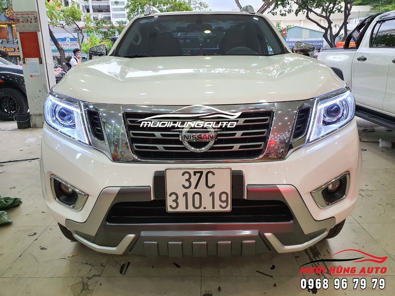 Độ đèn bi LED LASER và LED mí xi nhan  xe Nissan Navara 2020