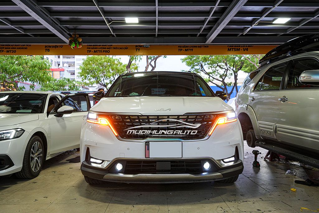 Xe Kia Carnival 2022 Độ Đèn Bi Gầm AES Q8 Pro Chính Hãng