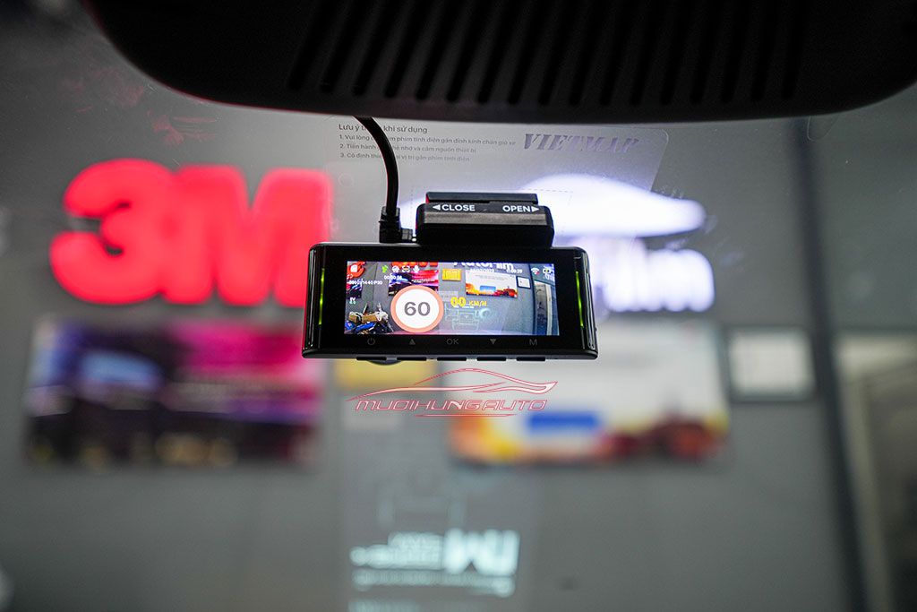 Xe VinFast VF8 Lắp Camera Hành Trình Trước Vietmap Speedmap M1