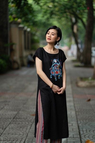  Áo Tunic thêu thủ công linen đũi  thêu Bà Triệu cổ thuyền đen 