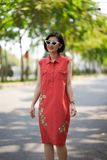  Đầm Cúc Tana màu san hô linen thêu tay 