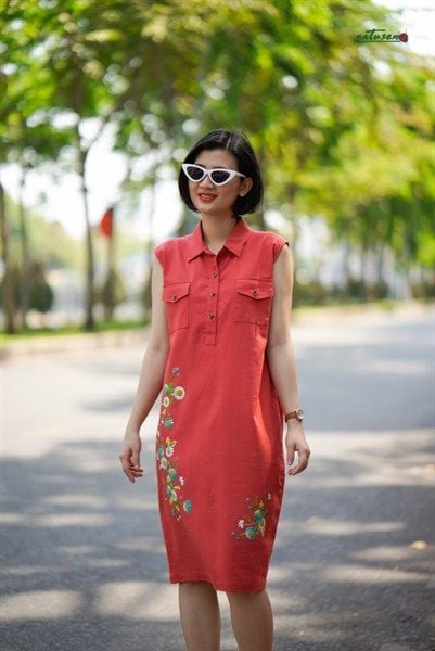  Đầm Cúc Tana màu san hô linen thêu tay 