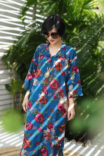  Đầm chemise oversize IN hoa đỏ nền xanh 