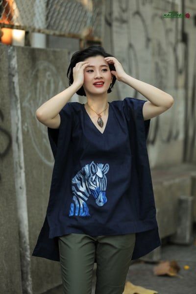  Áo linen thêu tay Zebra xanh navy suông tim 