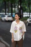  Áo thêu thủ công hoa Bằng Lăng chemise linen trắng kem 