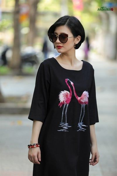  Đầm đen linen thêu tay Hồng hạc 