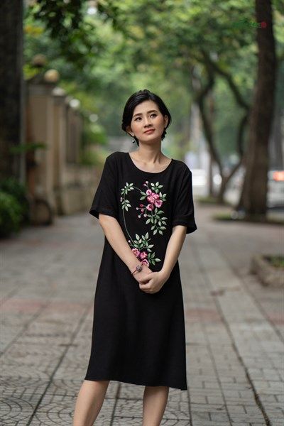  Đầm đen linen thêu tay Tầm xuân 