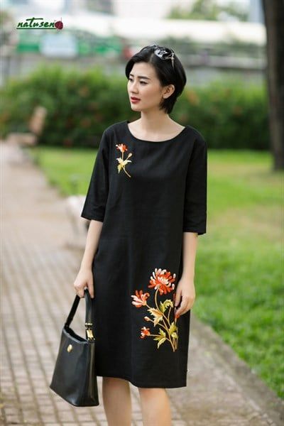  Đầm thêu tay Hoa Cúc Đại linen đen 