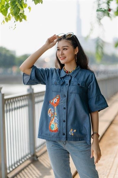  Áo thêu thủ công Mèo Hoa denim tay bèo 