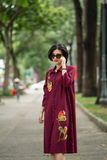  Đầm linen đỏ rượu thêu tay Lá Bàng 