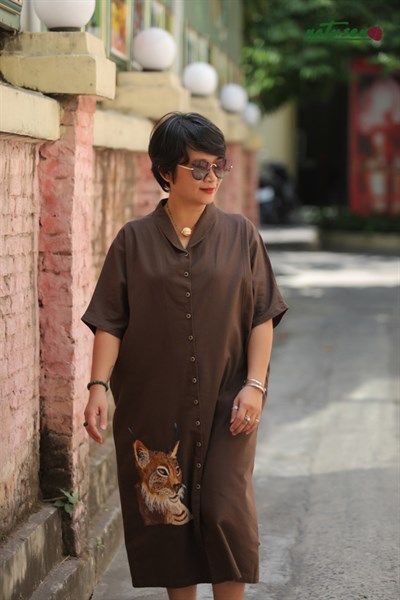  Đầm oversize SAM nâu thêu LYNX 