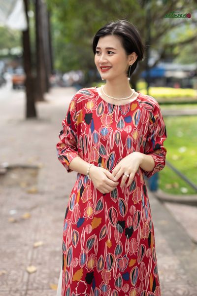  Áo dài suông retro in hoa đỏ lá 