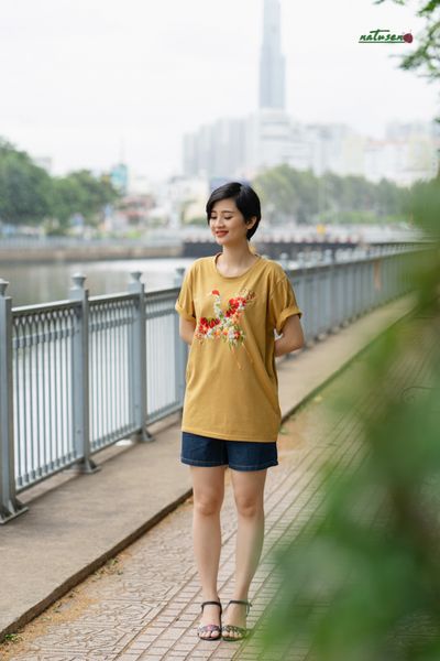  Áo T-shirt Vàng Mustard thêu tay Hạc Hoa Thụ 