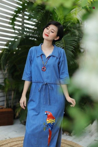  Đầm denim maxi chemise thêu tay Vẹt Scarlet 