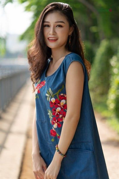  Đầm Denim A túi xéo thêu tay Phượng Đỏ 