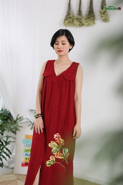  Đầm tim SN Đỏ nơ sau thêu Poppy xanh/ Lá bàng 