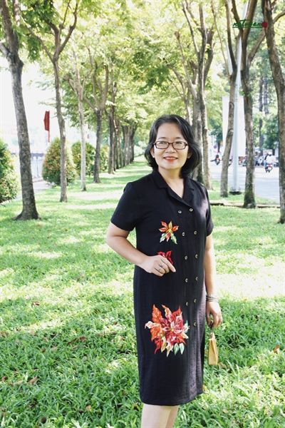  Đầm Đen vest safari thêu tay hoa Trạng Nguyên 