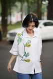  Áo linen thêu tay Lá Bàng chemise trắng 