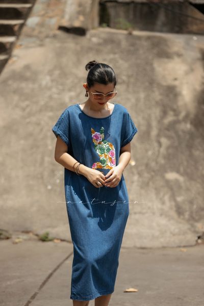  Đầm Tahera denim thêu tay Ếch Hoa Faded 
