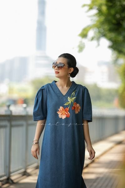  Đầm Quincy denim thêu tay Hoa Peony 