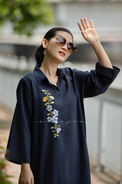  Đầm Marta xanh đen linen thêu tay hoa Cát Đằng 