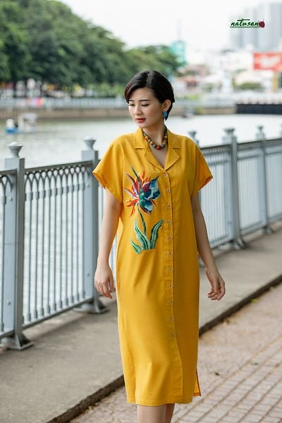  Đầm vest vàng bold thêu tay Hạc Tiên 