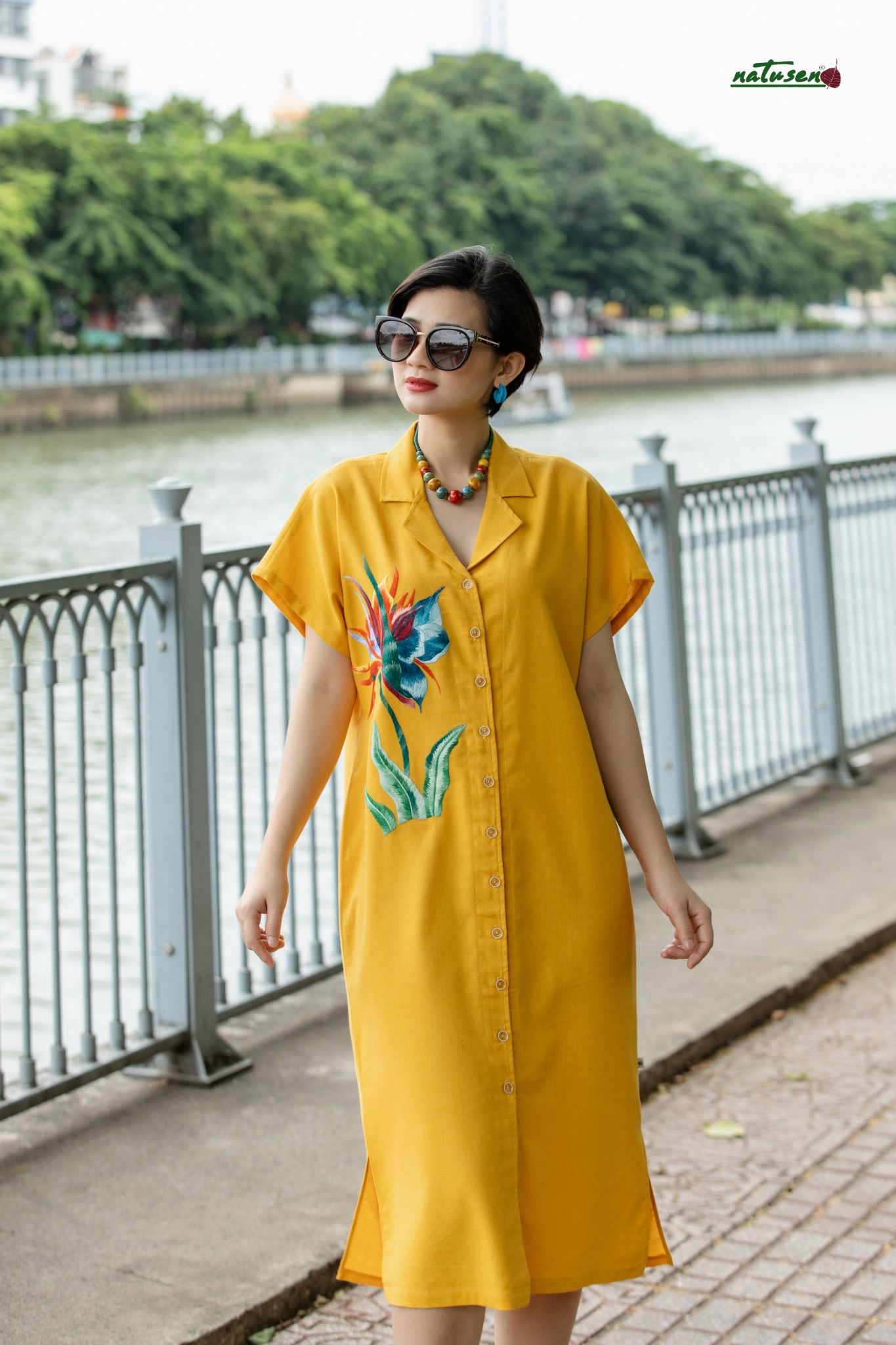  Đầm vest vàng bold thêu tay Hạc Tiên 