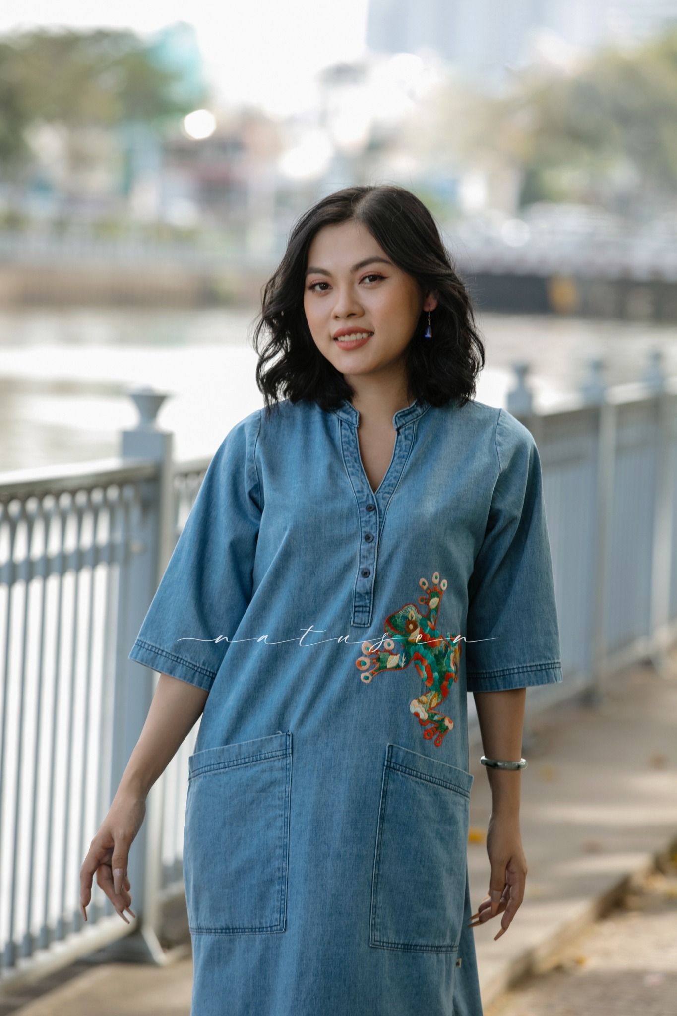  Đầm Susan denim thêu tay Ếch Hoa 