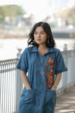  Đầm denim trụ thêu tay Tắc Kè Bi 