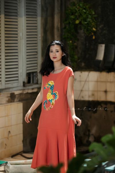  Đầm Oreno linen cam thêu tay Hải mã Queen 