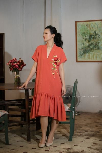  Đầm Keiko cam thêu tay Xuân Trà 