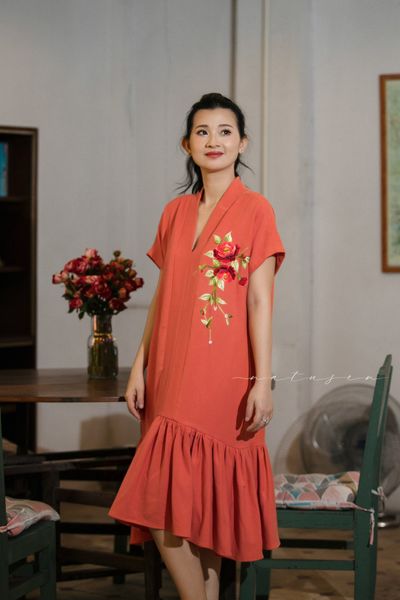  Đầm Keiko cam thêu tay Xuân Trà 