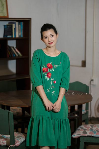  Đầm Melysa xanh Emerald thêu tay Xuân Trà 