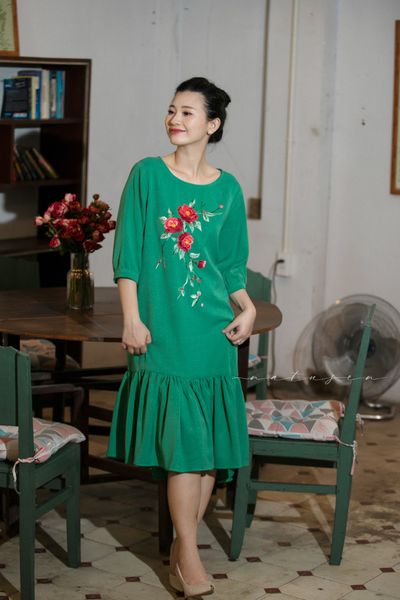  Đầm Melysa xanh Emerald thêu tay Xuân Trà 