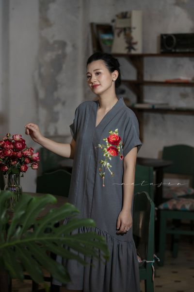  Đầm Keiko Xám đậm thêu tay Xuân Trà 