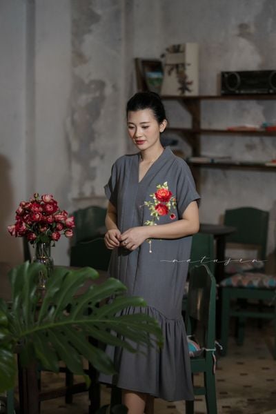  Đầm Keiko Xám đậm thêu tay Xuân Trà 
