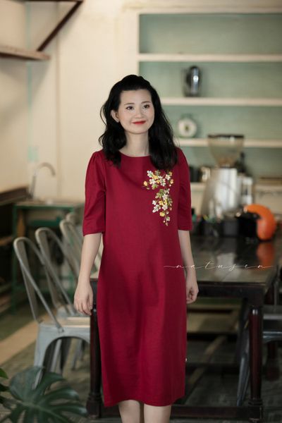  Đầm Viva đỏ linen thêu tay hoa Điệp vàng 
