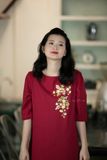  Đầm Viva đỏ linen thêu tay hoa Điệp vàng 