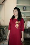  Đầm Viva đỏ linen thêu tay hoa Điệp vàng 