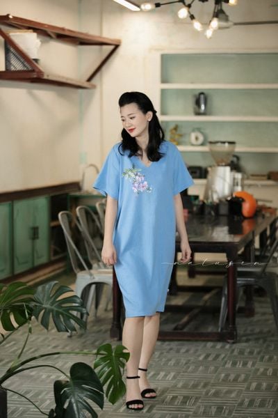  Đầm xanh biển thêu tay hoa phượng tím 