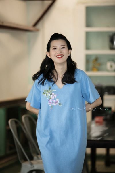  Đầm xanh biển thêu tay hoa phượng tím 