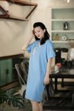  Đầm xanh biển thêu tay hoa phượng tím 
