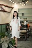  Đầm chemise lai bèo linen beige thêu tay Hoa Sim 